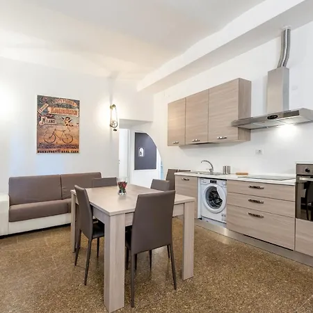 Apartment Tour De *